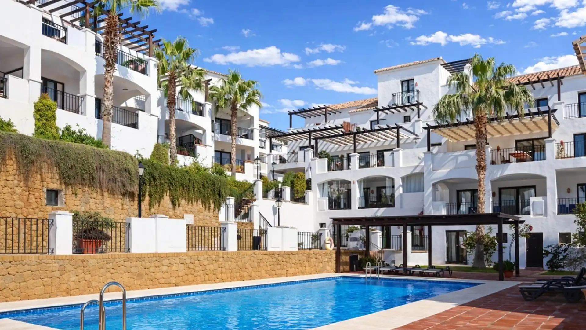 Außenansicht von Dachboden zum Verkauf in Marbella mit Klimaanlage und Terrasse