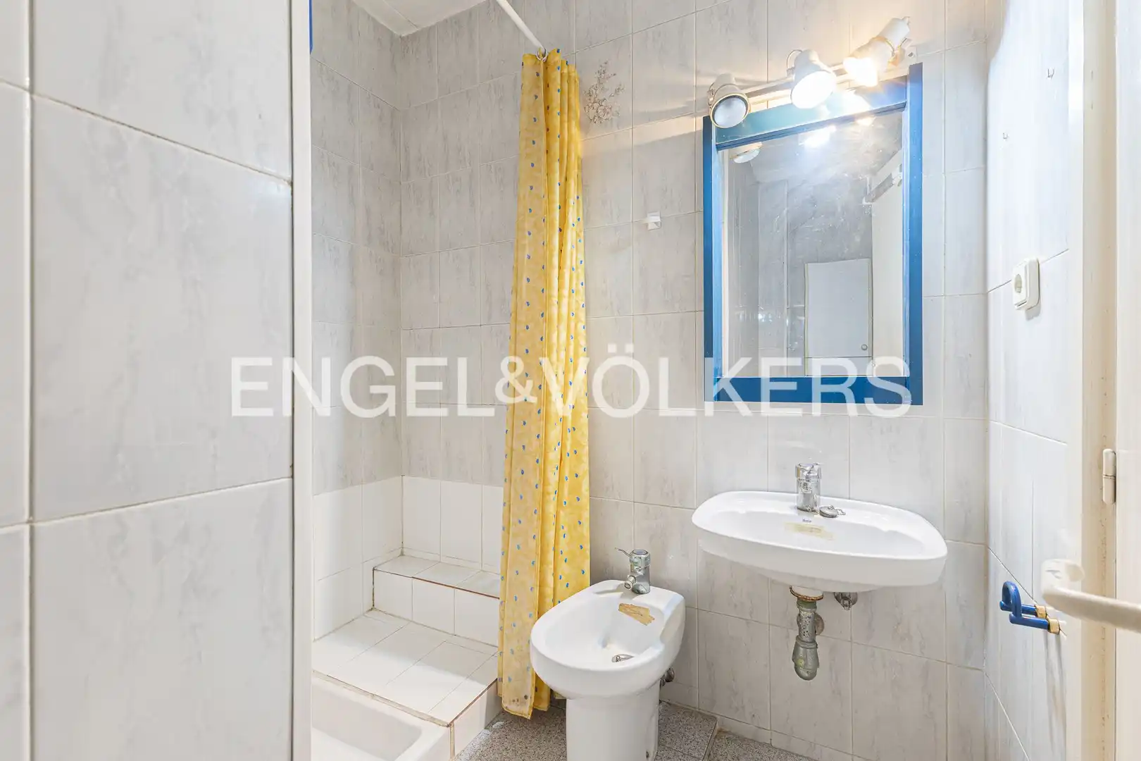 Bathroom of Flat for sale in Barcelona  with Heating and Balcony