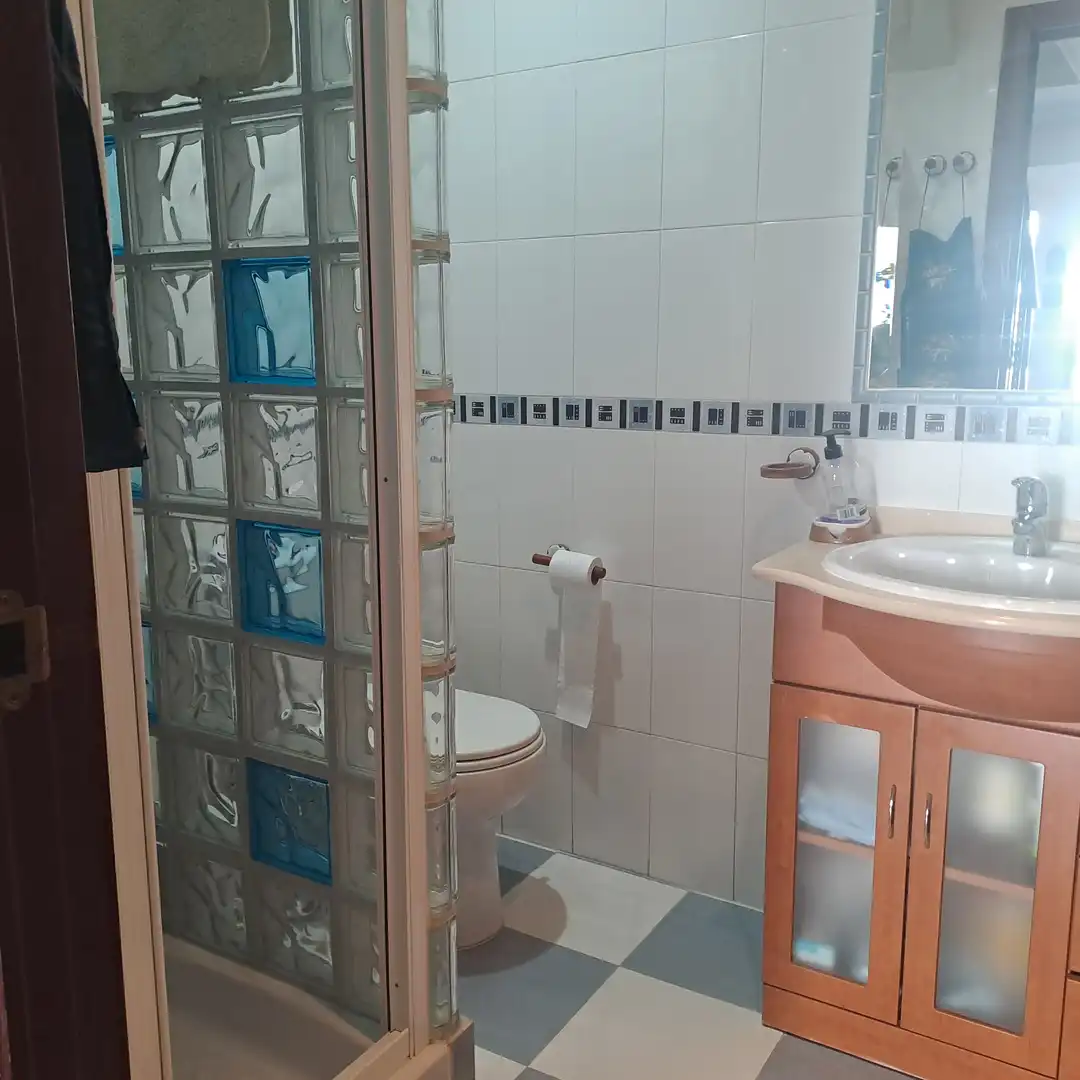 Bany de Casa adosada en venda en Dos Hermanas amb Aire condicionat, Traster i Piscina comunitària
