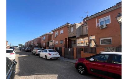 Vista exterior de Casa adosada en venda en Pantoja amb Aire condicionat, Jardí privat i Terrassa