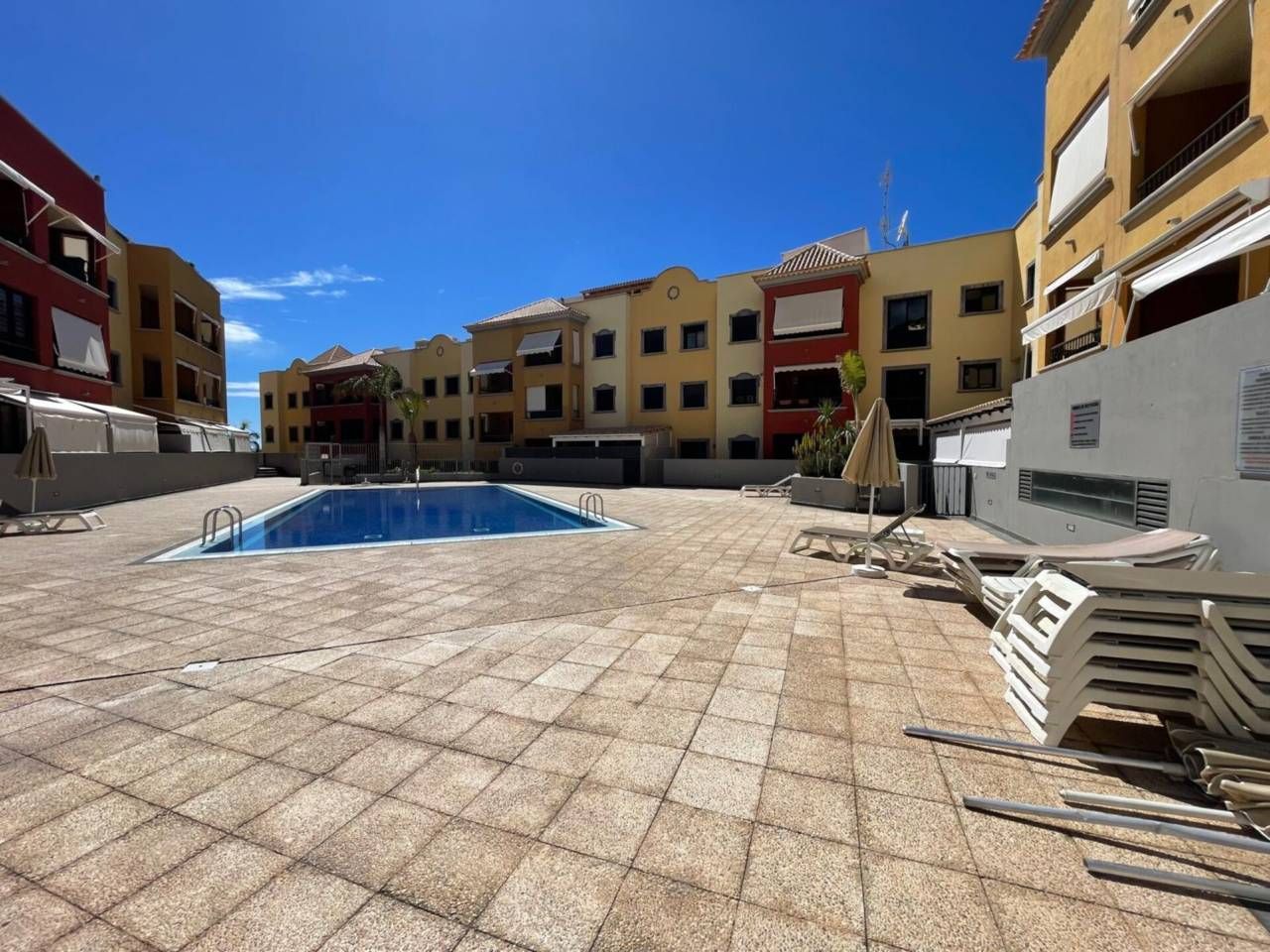 Vista exterior de Apartament en venda en Adeje amb Jardí privat, Terrassa i Piscina