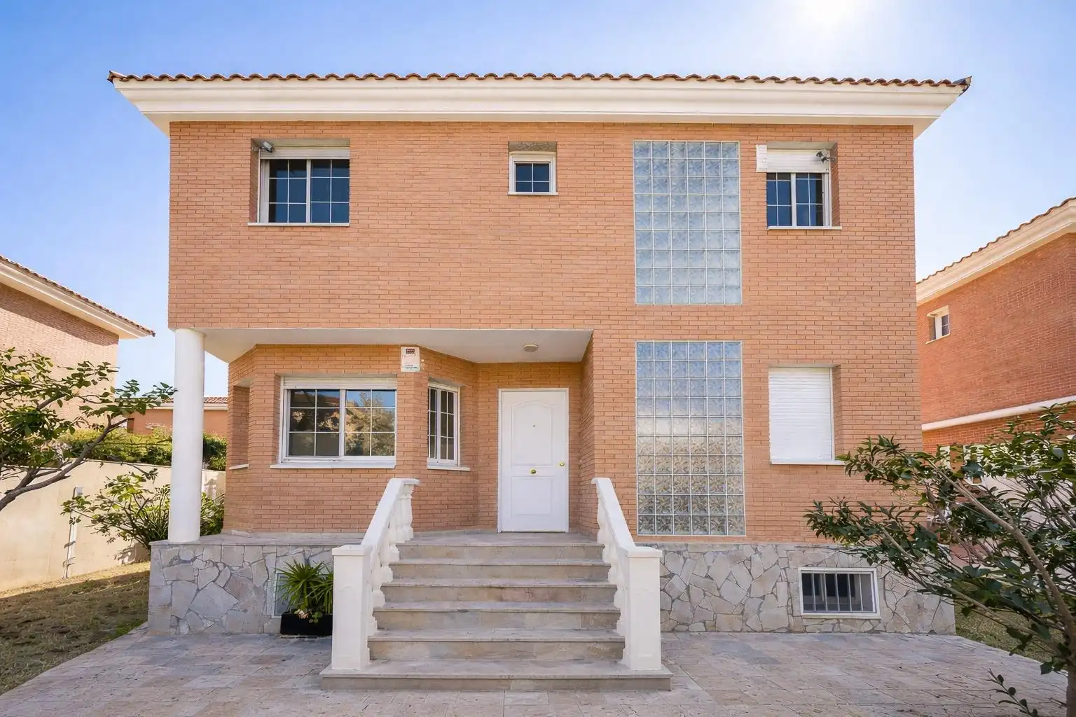 Außenansicht von Einfamilien-Reihenhaus zum Verkauf in Cambrils mit Klimaanlage, Heizung und Privatgarten