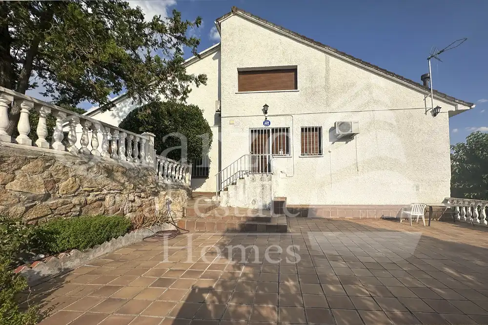 Exterior view of Houses for sale in Villaviciosa de Odón  with Air Conditioner, Heating and Private garden