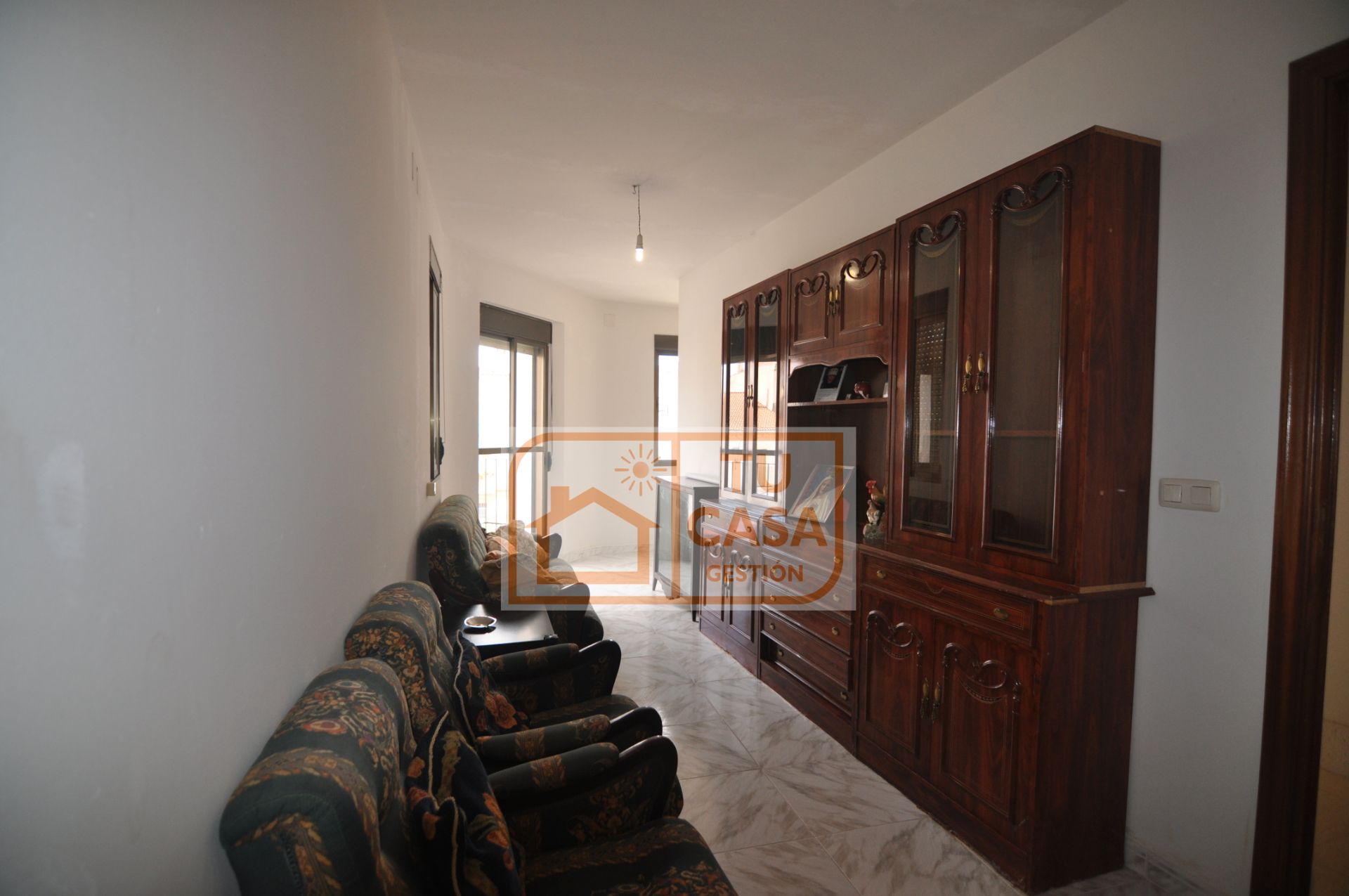 Sala d'estar de Casa o xalet en venda en Sierra de Fuentes amb Terrassa, Traster i Moblat