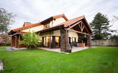 Vista exterior de Casa o xalet en venda en Oviedo  amb Calefacció i Terrassa