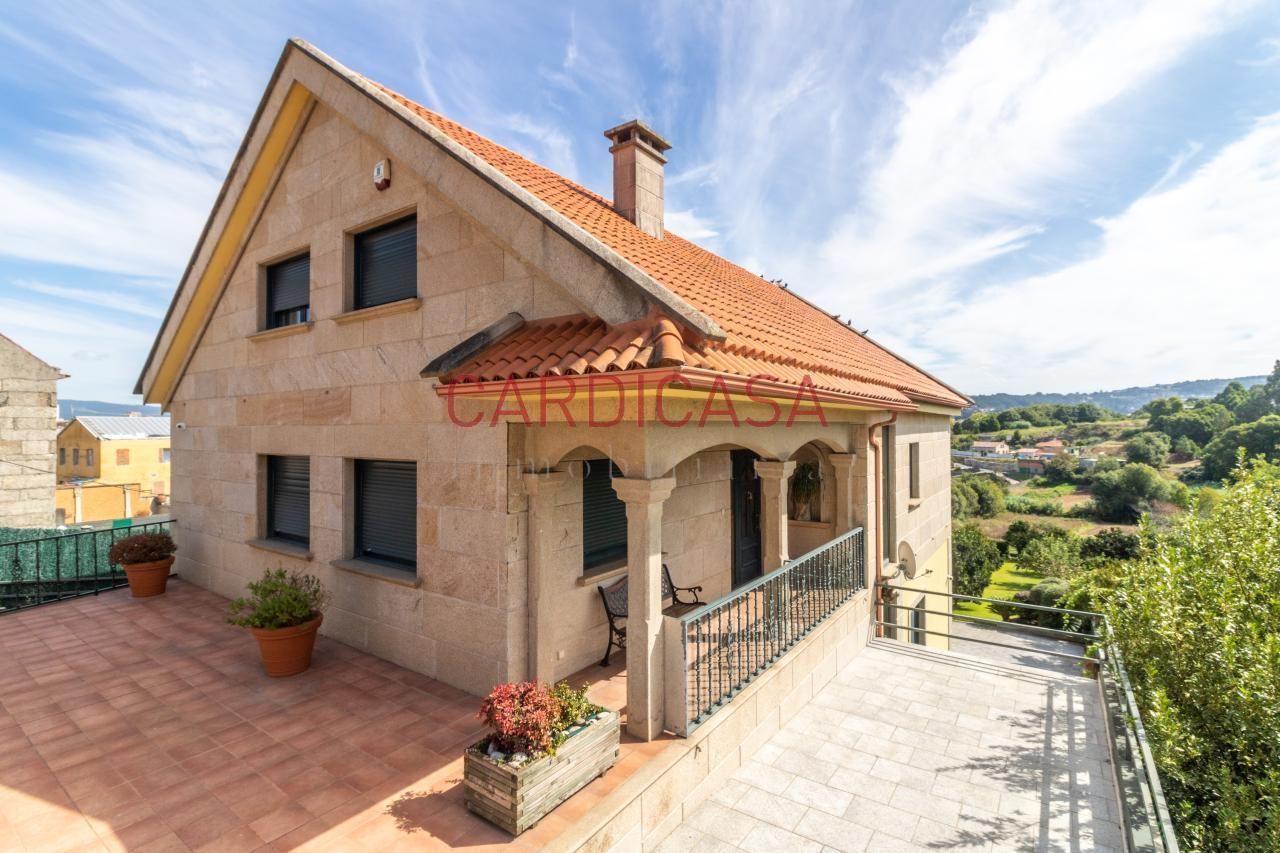 Vista exterior de Casa o xalet en venda en Vigo  amb Calefacció, Jardí privat i Parquet