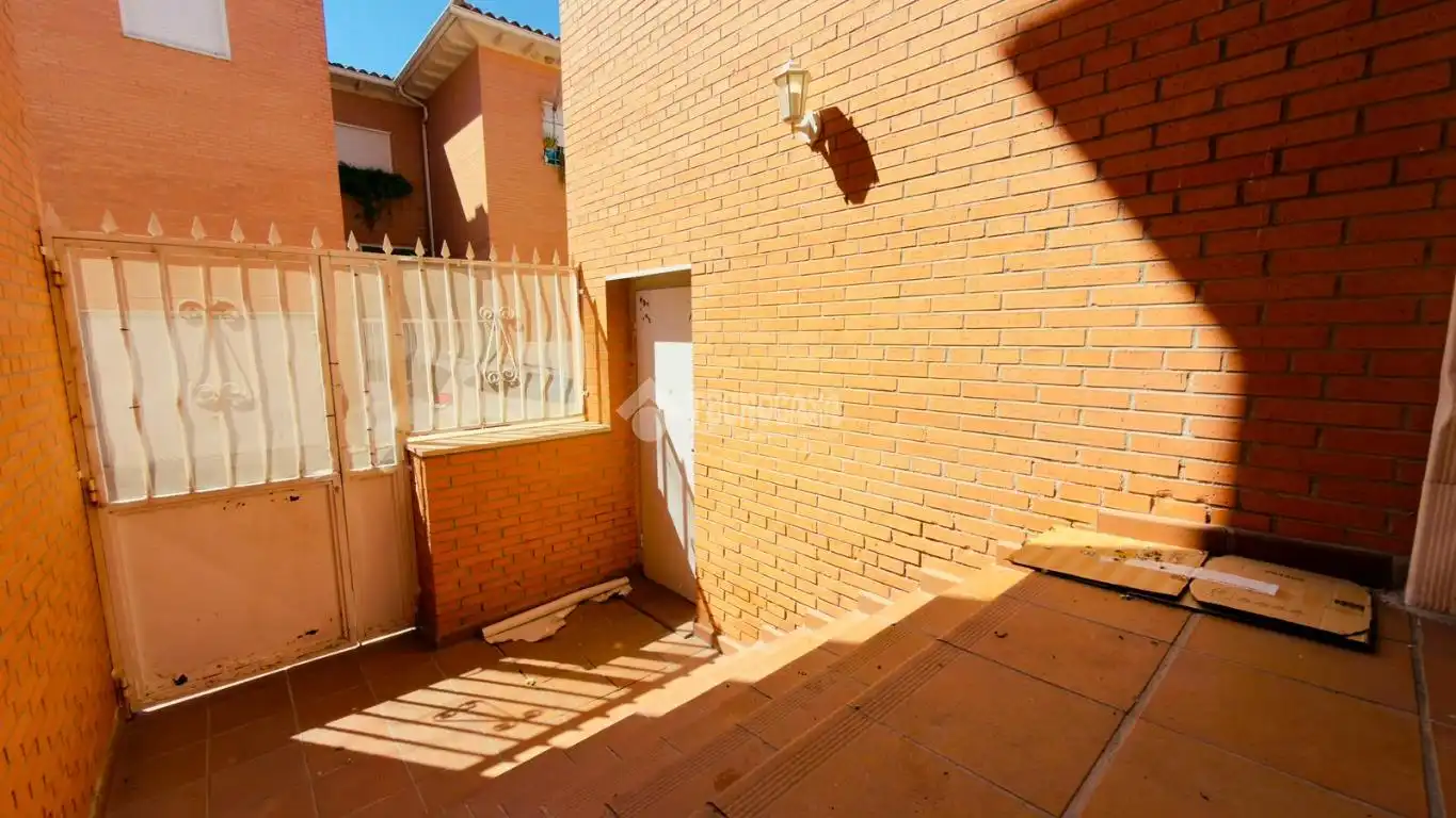 Vista exterior de Casa adosada en venda en Ciruelos amb Calefacció
