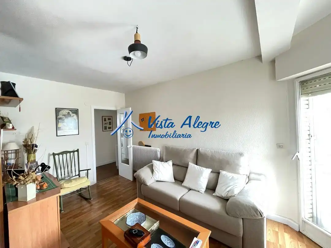 Sala de estar de Piso de alquiler en Haro con Jardín privado, Terraza y Piscina