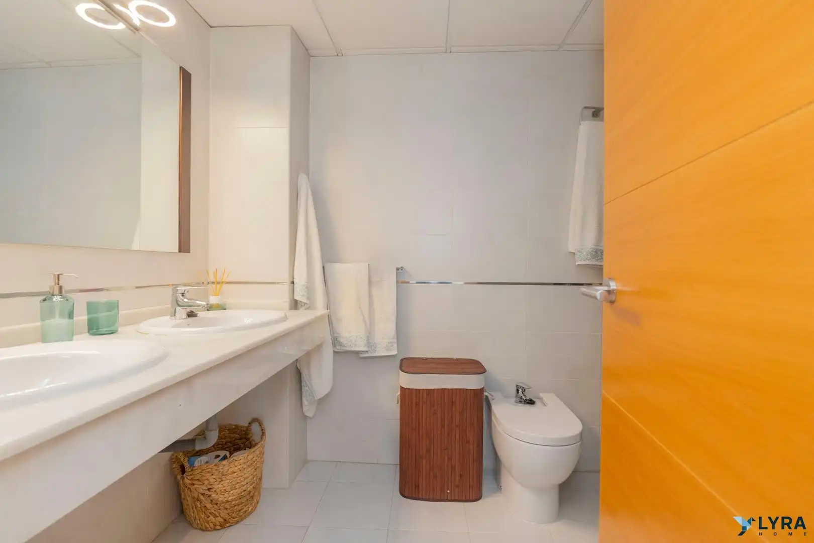 Bathroom of Flat for sale in Sevilla  with Air Conditioner, Heating and Furnished