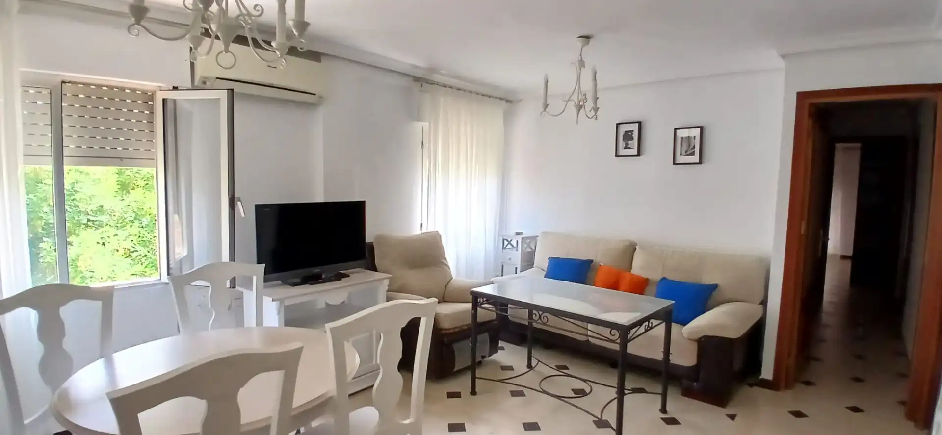 Living room of Flat for rent in Sevilla  with Air Conditioner, Furnished and Oven