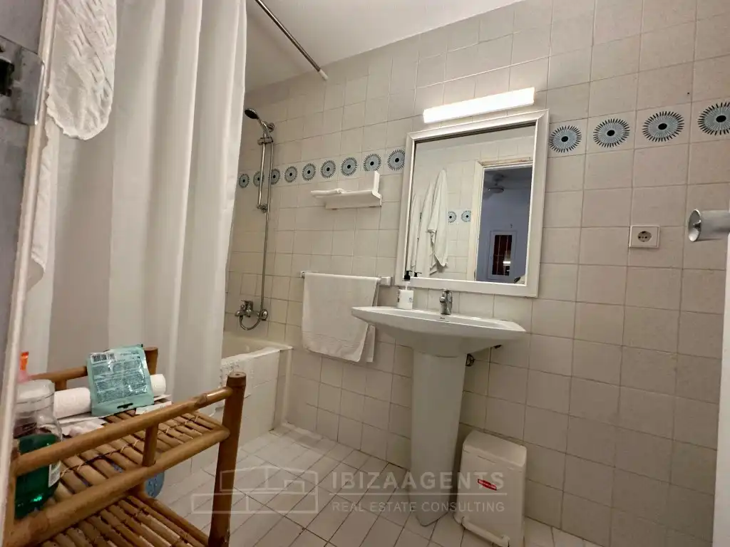 Bany de Apartament en venda en Sant Josep de sa Talaia amb Terrassa, Rentadora i TV
