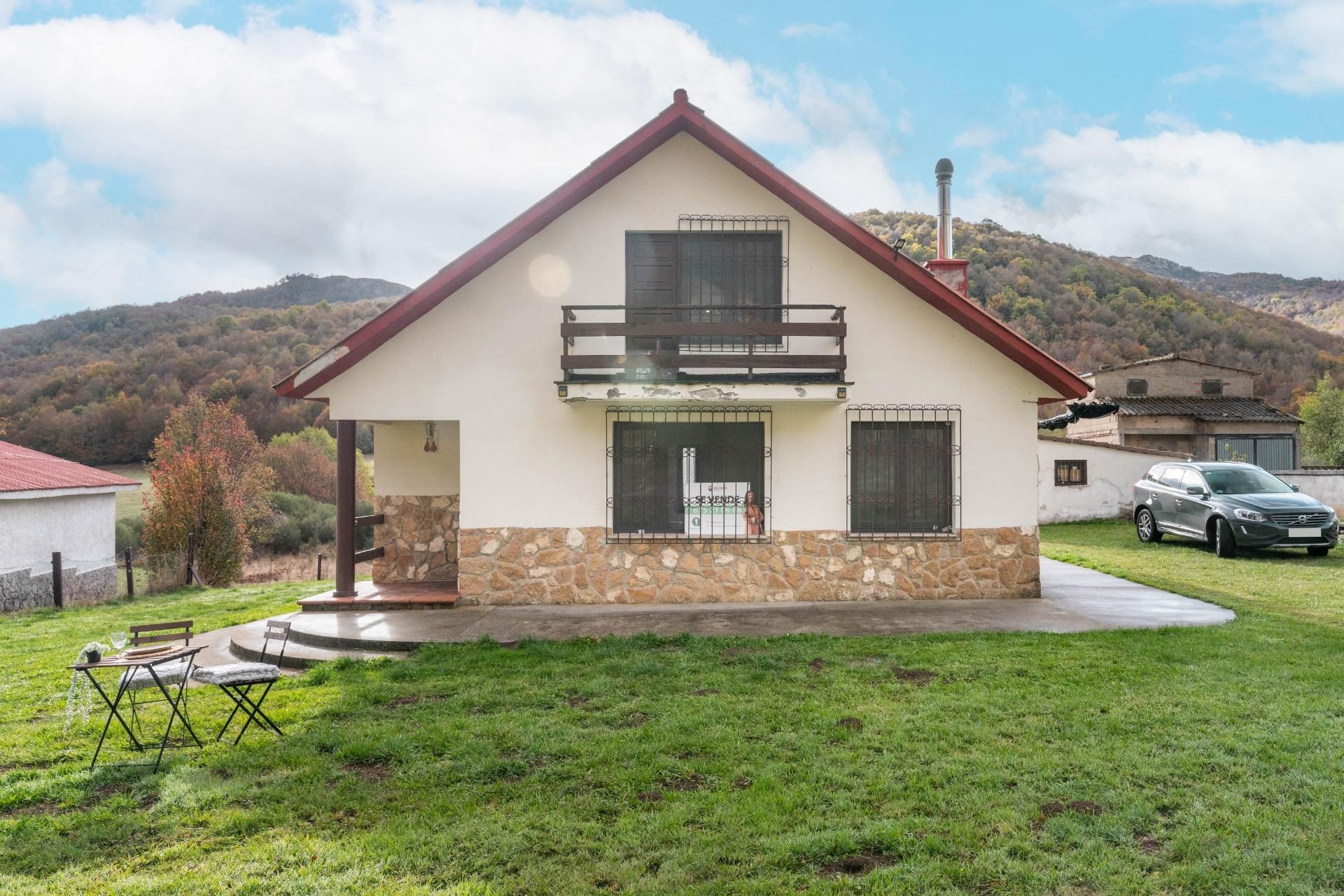 Vista exterior de Casa o chalet en venta en Burón con Jardín privado y Amueblado