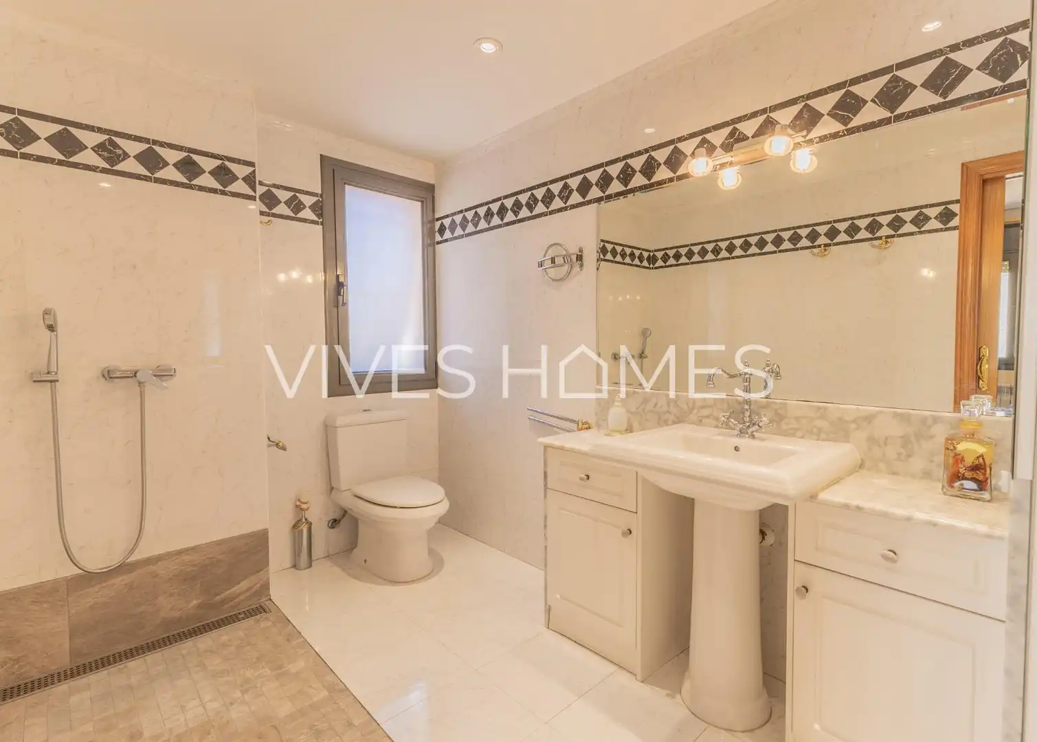 Badezimmer von Maisonette zum Verkauf in Arenys de Mar mit Klimaanlage, Heizung und Parkett