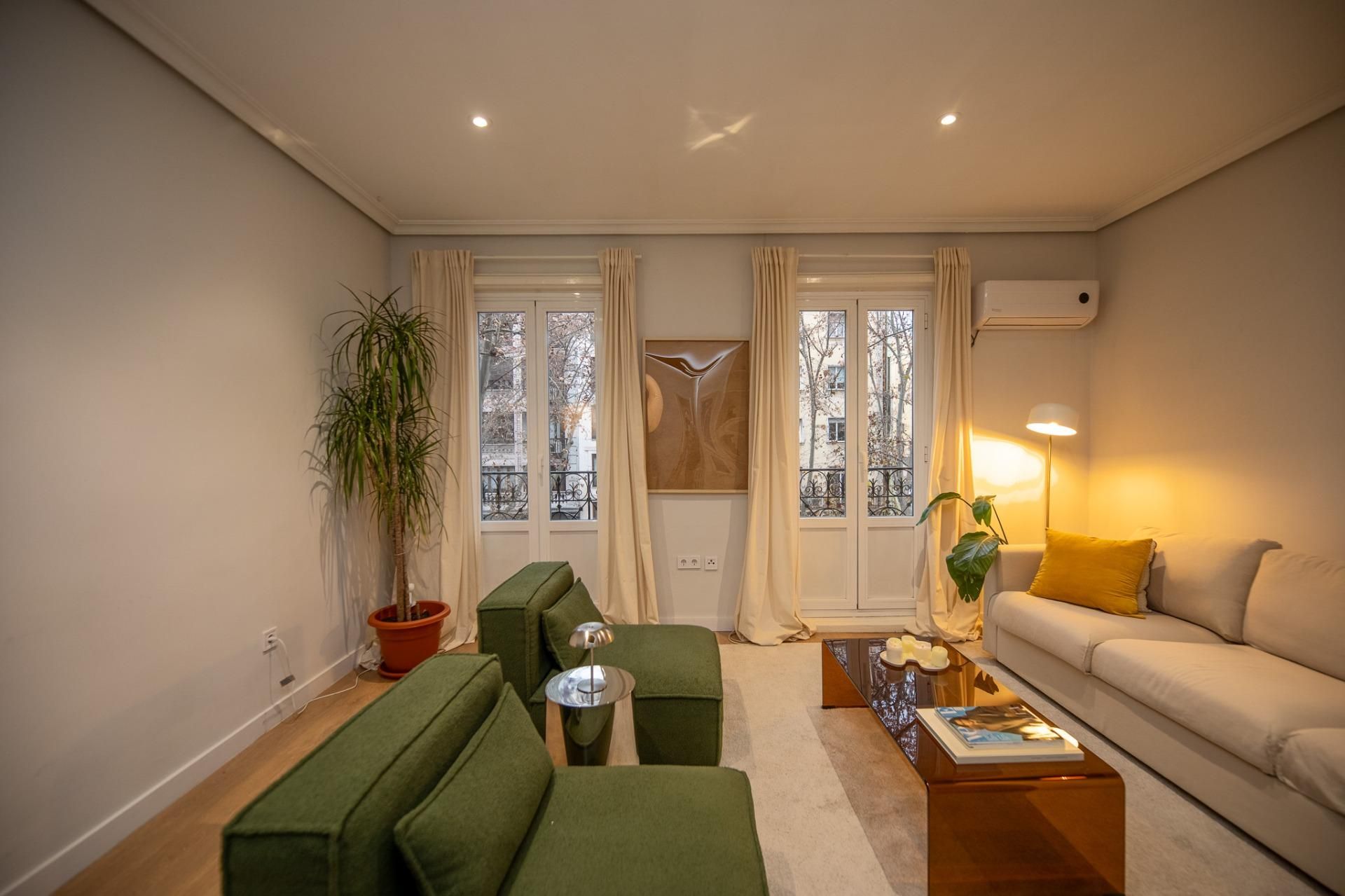 Living room of Flat to rent in  Madrid Capital  with Air Conditioner, Heating and Balcony