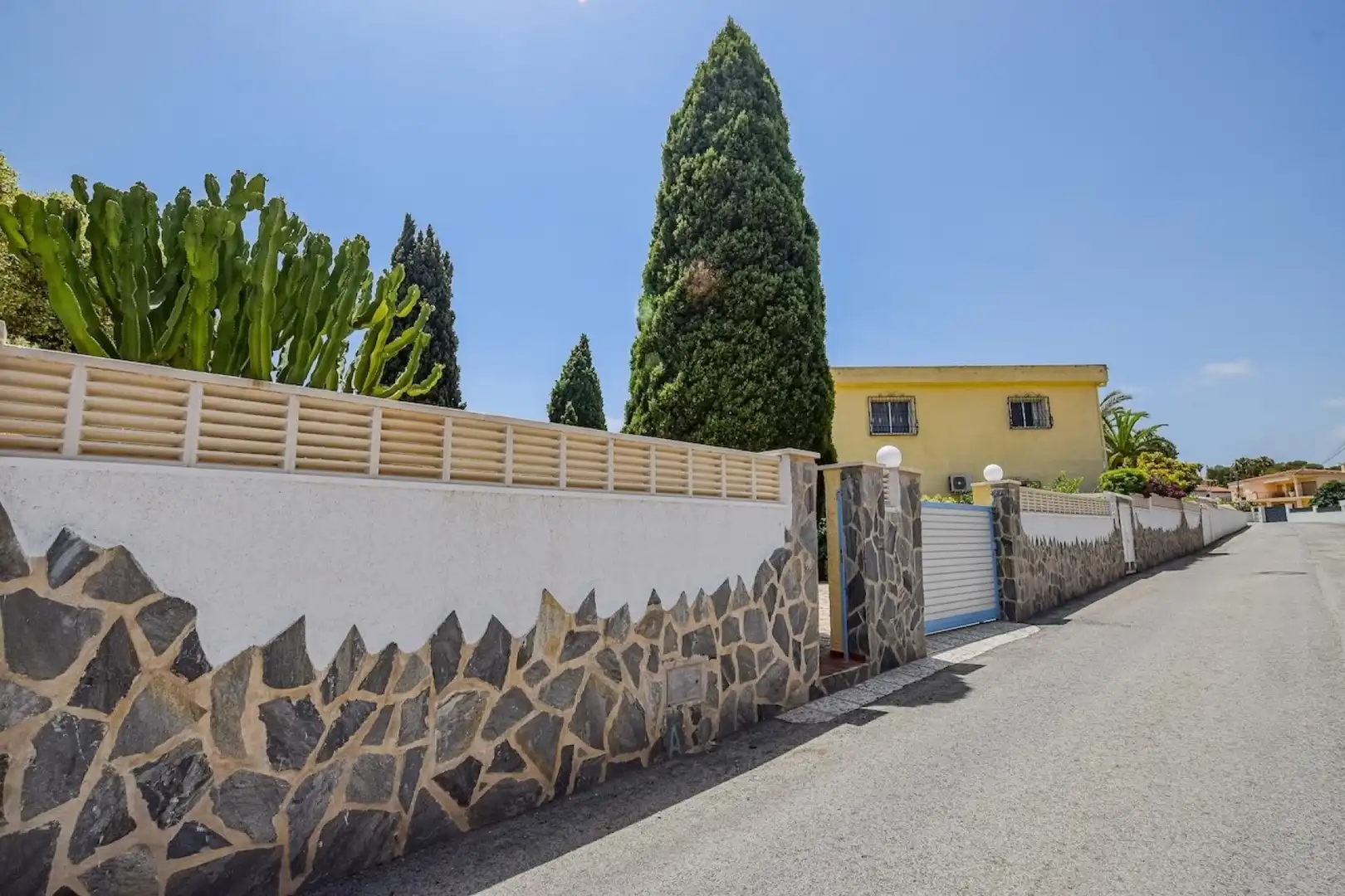 Vista exterior de Casa o chalet en venta en L'Alfàs del Pi con Aire acondicionado, Jardín privado y Piscina