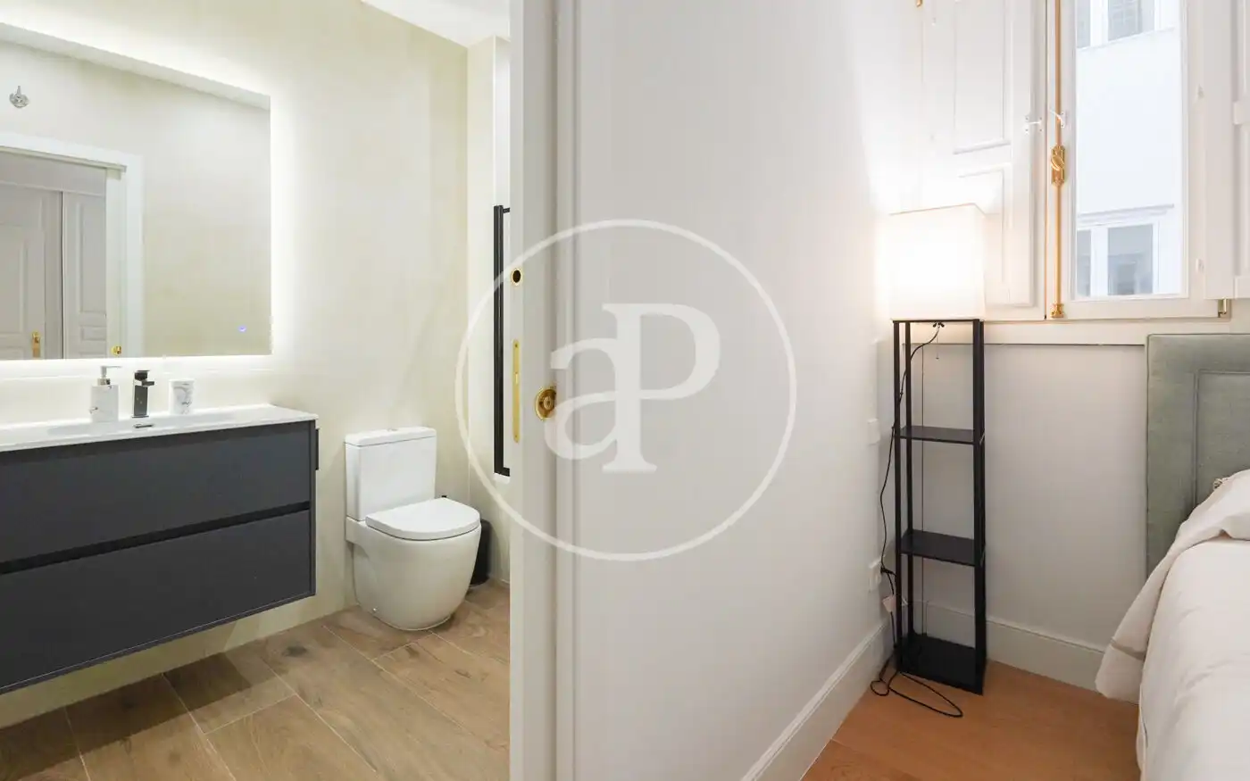 Bathroom of Flat for sale in Madrid  with Air Conditioner, Heating and Storage room