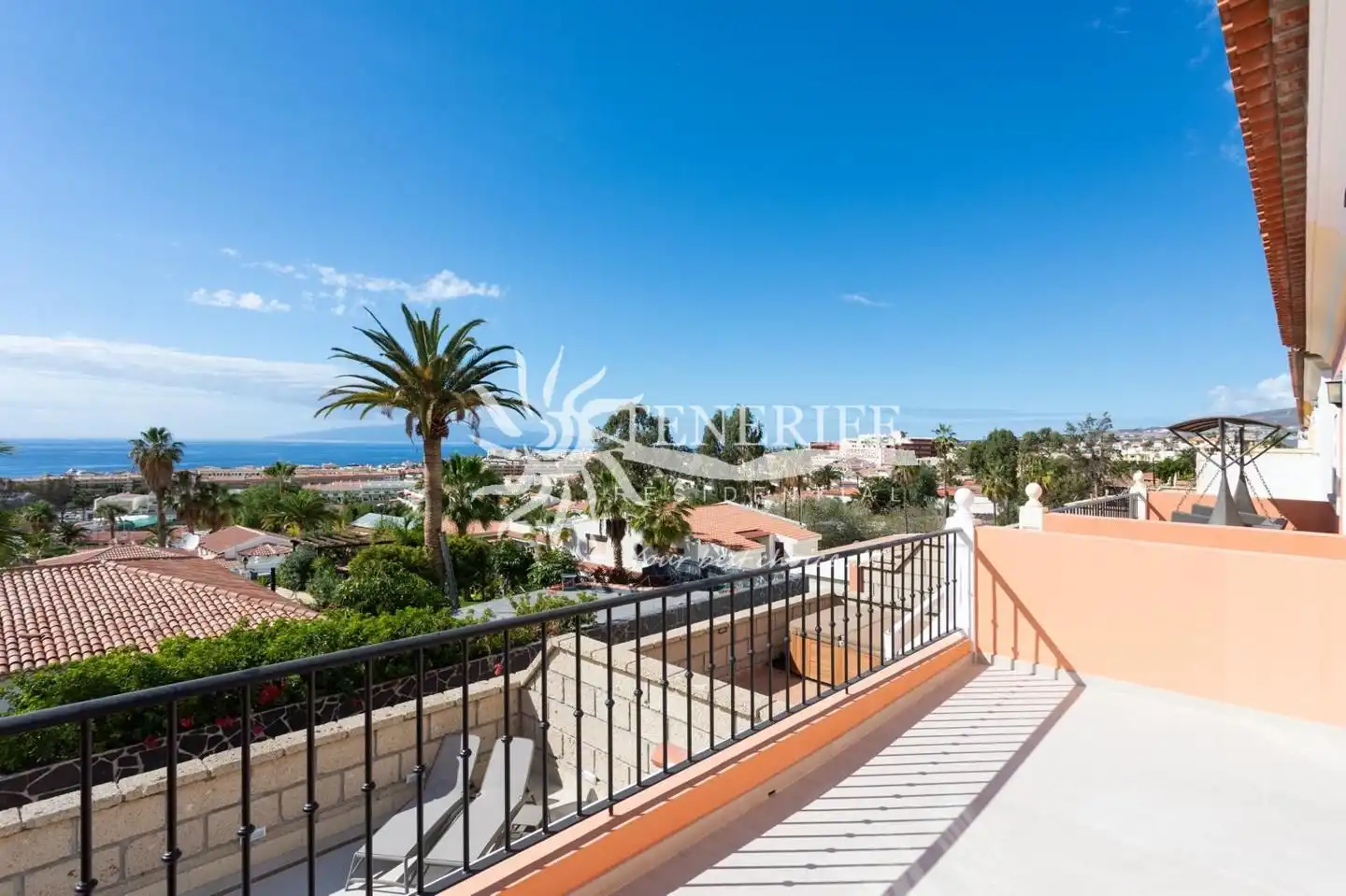 Vista exterior de Casa o xalet en venda en Adeje amb Aire condicionat, Terrassa i Moblat