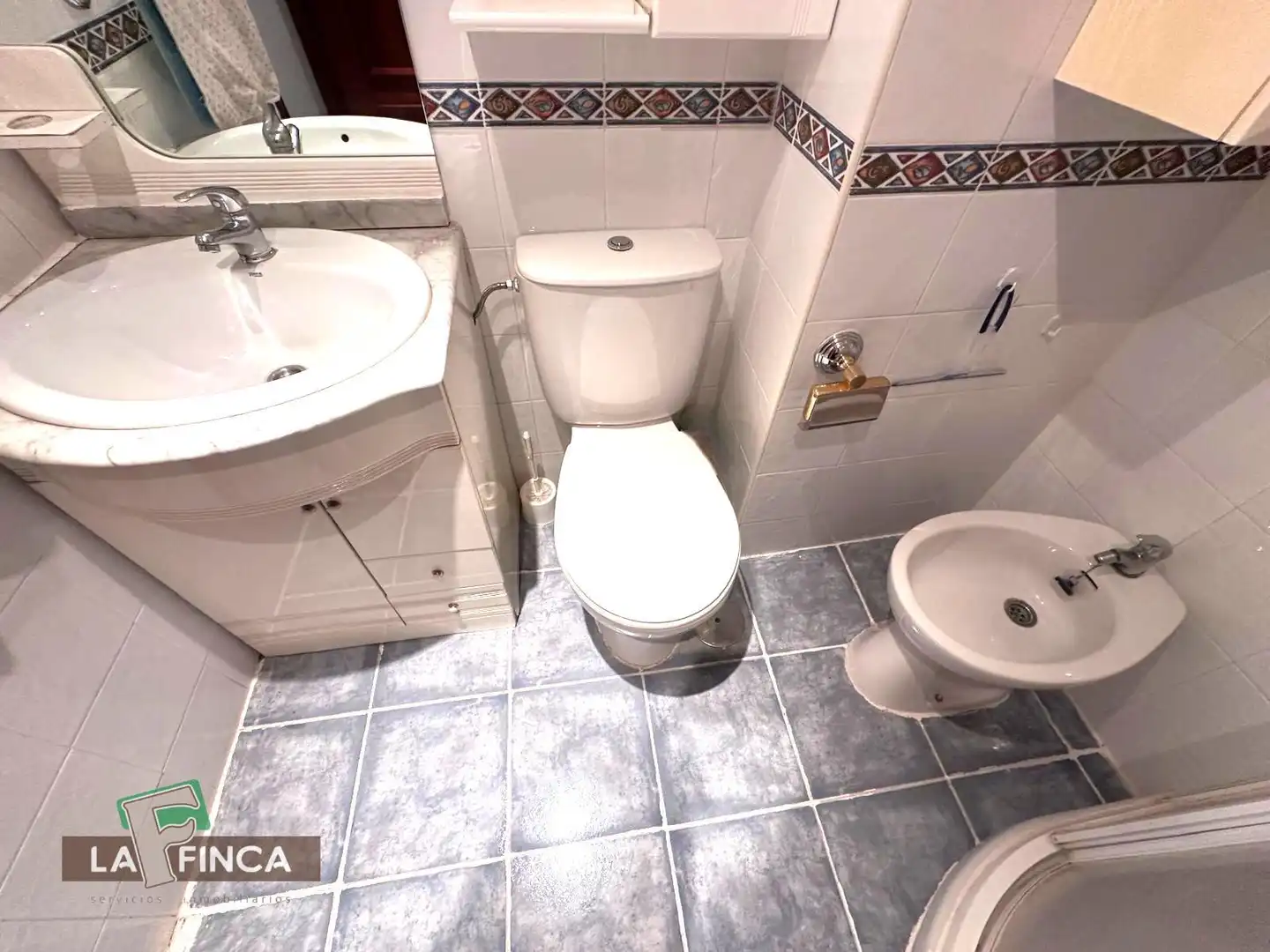 Baño de Piso en venta en Oviedo  con Calefacción, Parquet y Amueblado