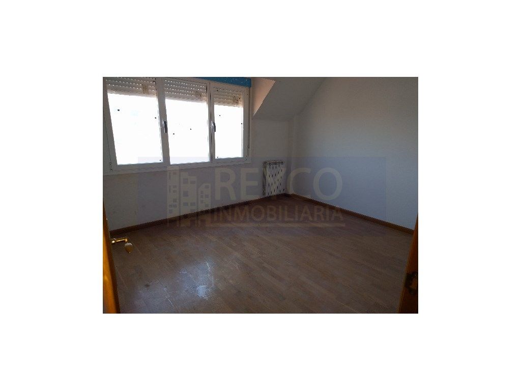 Dormitori de Casa adosada en venda en Entrena amb Jardí privat i Balcó