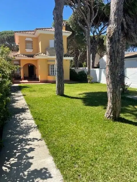 Vista exterior de Casa o xalet en venda en Chiclana de la Frontera amb Jardí privat, Terrassa i Traster
