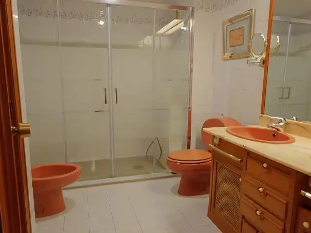 Badezimmer von Maisonette zur Miete in Murcia mit Klimaanlage, Heizung und Parkett