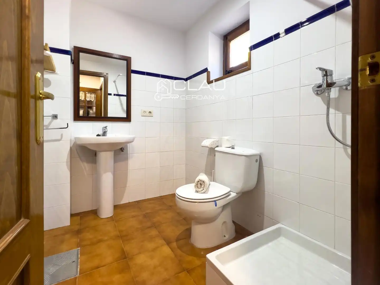 Badezimmer von Einfamilien-Reihenhaus zur Miete in Isòvol mit Heizung, Parkett und Terrasse