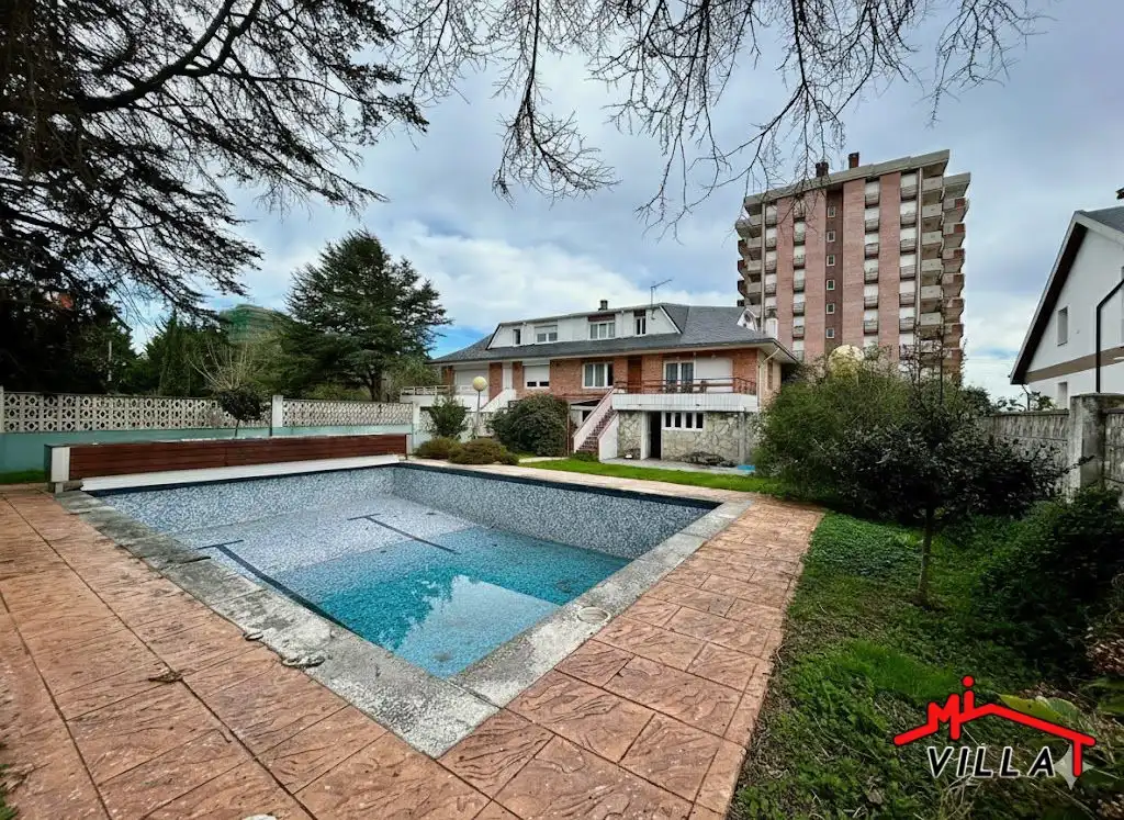 Schwimmbecken von Haus oder Chalet zum Verkauf in Laredo mit Heizung und Terrasse