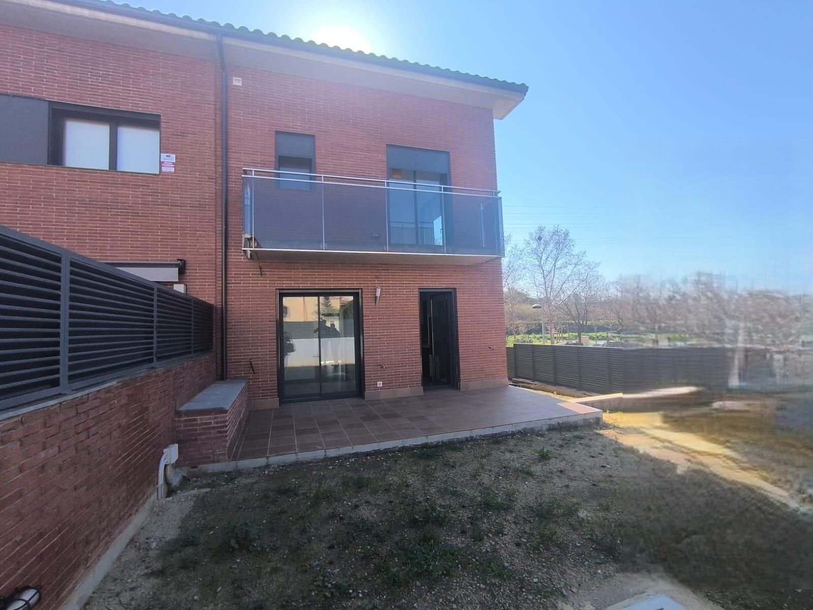 Exterior view of Single-family semi-detached for sale in Manresa  with Private garden, Terrace and Balcony