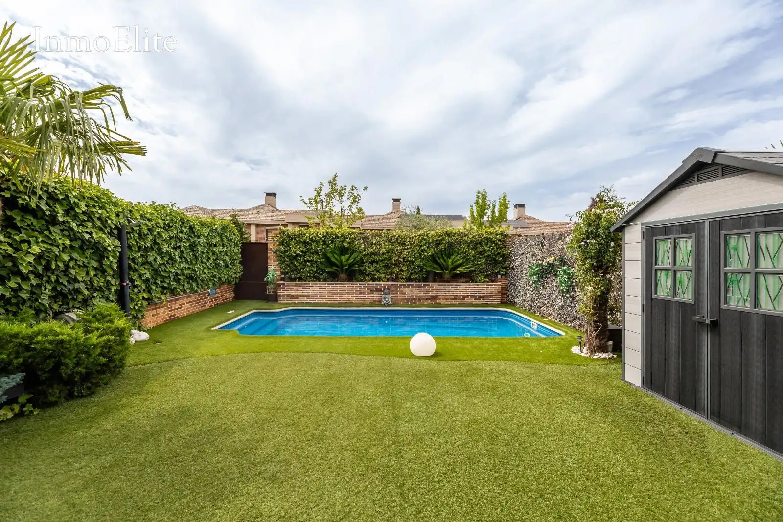 Swimming pool of Detached homes for sale in Majadahonda  with Air Conditioner, Heating and Private garden