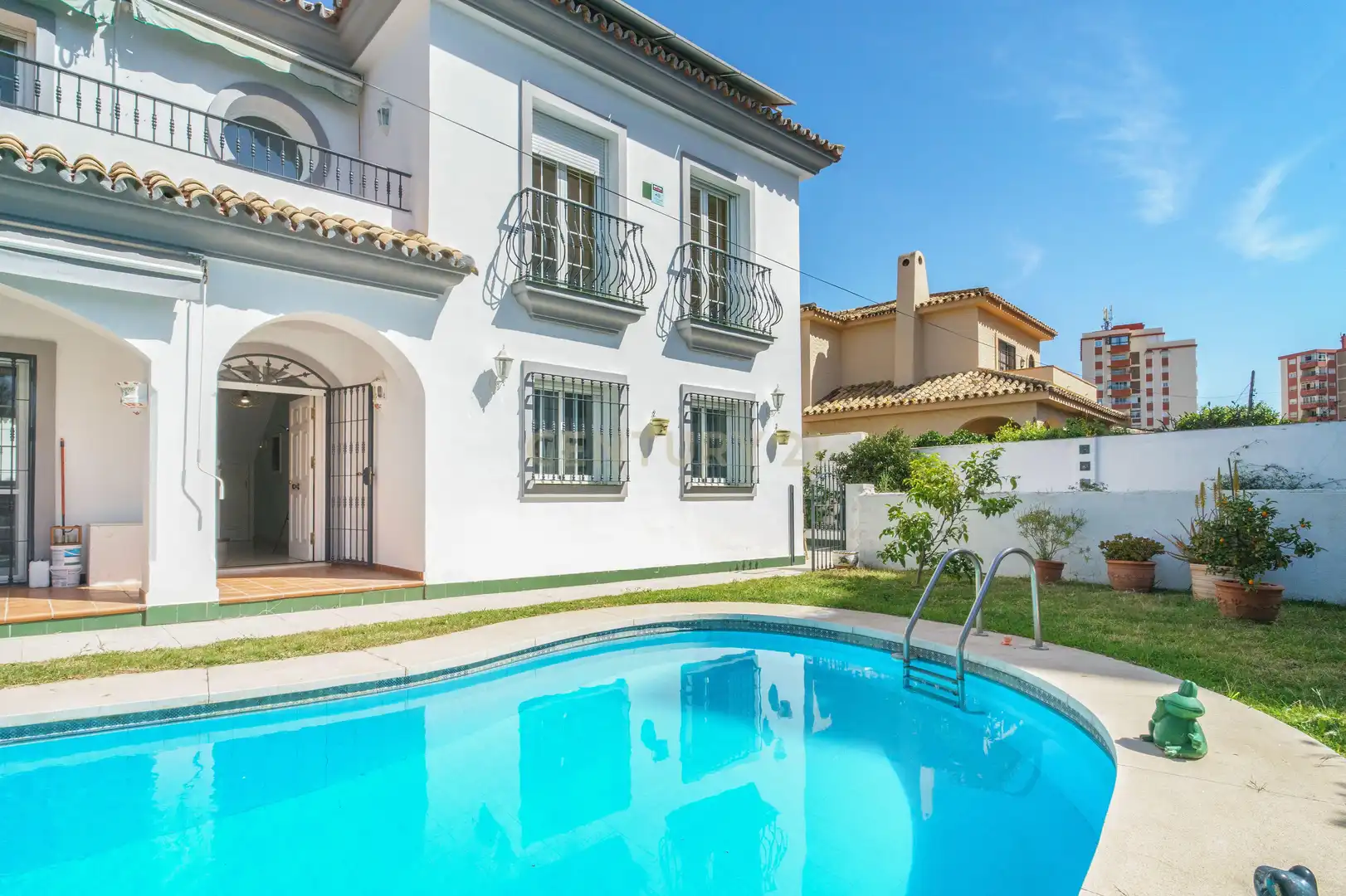 Vista exterior de Casa o xalet en venda en Fuengirola amb Aire condicionat, Jardí privat i Traster