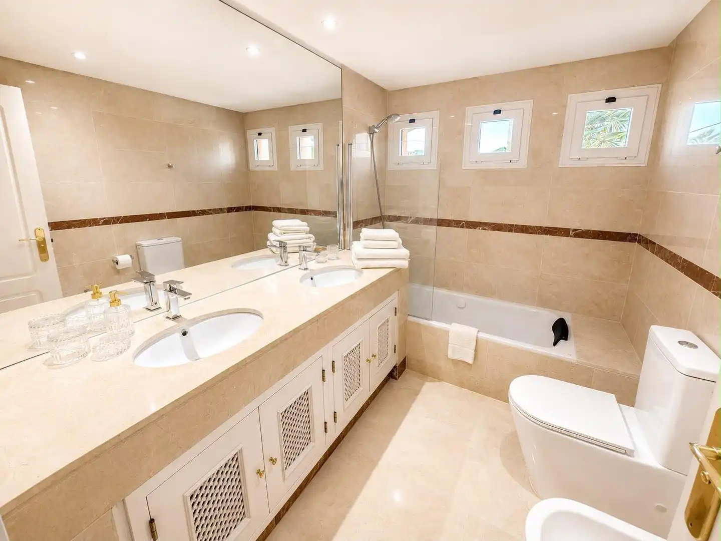 Bathroom of Ground floor for rent in Marbella  with Air Conditioner, Terrace and Swimming Pool