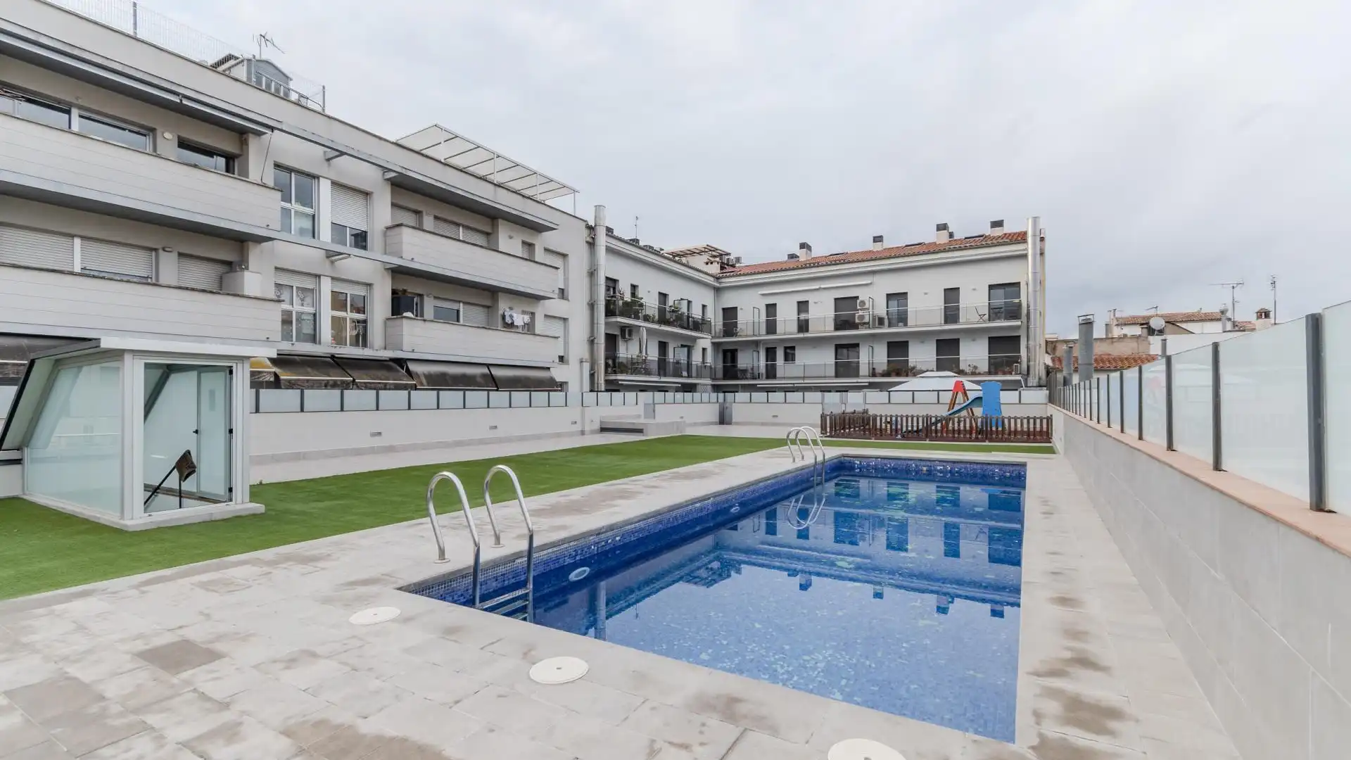 Piscina de Dúplex en venta en Salt con Calefacción y Jardín privado