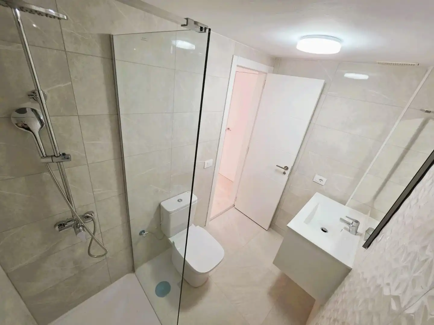 Badezimmer von Wohnungen zum Verkauf in Arona mit Privatgarten, Terrasse und Alarm