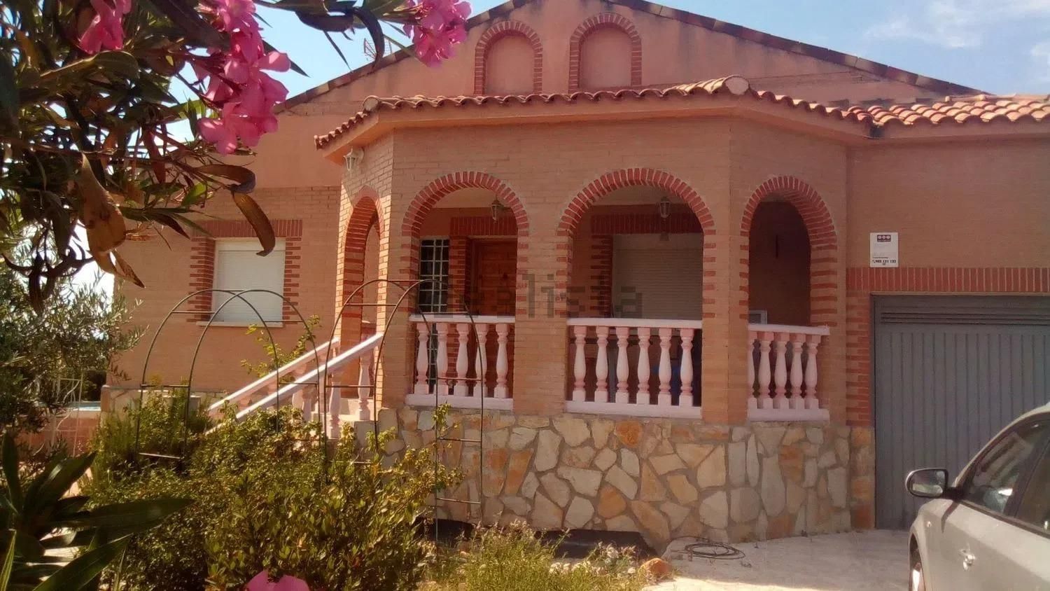 Vista exterior de Casa o xalet de lloguer en Escalona amb Calefacció, Jardí privat i Terrassa