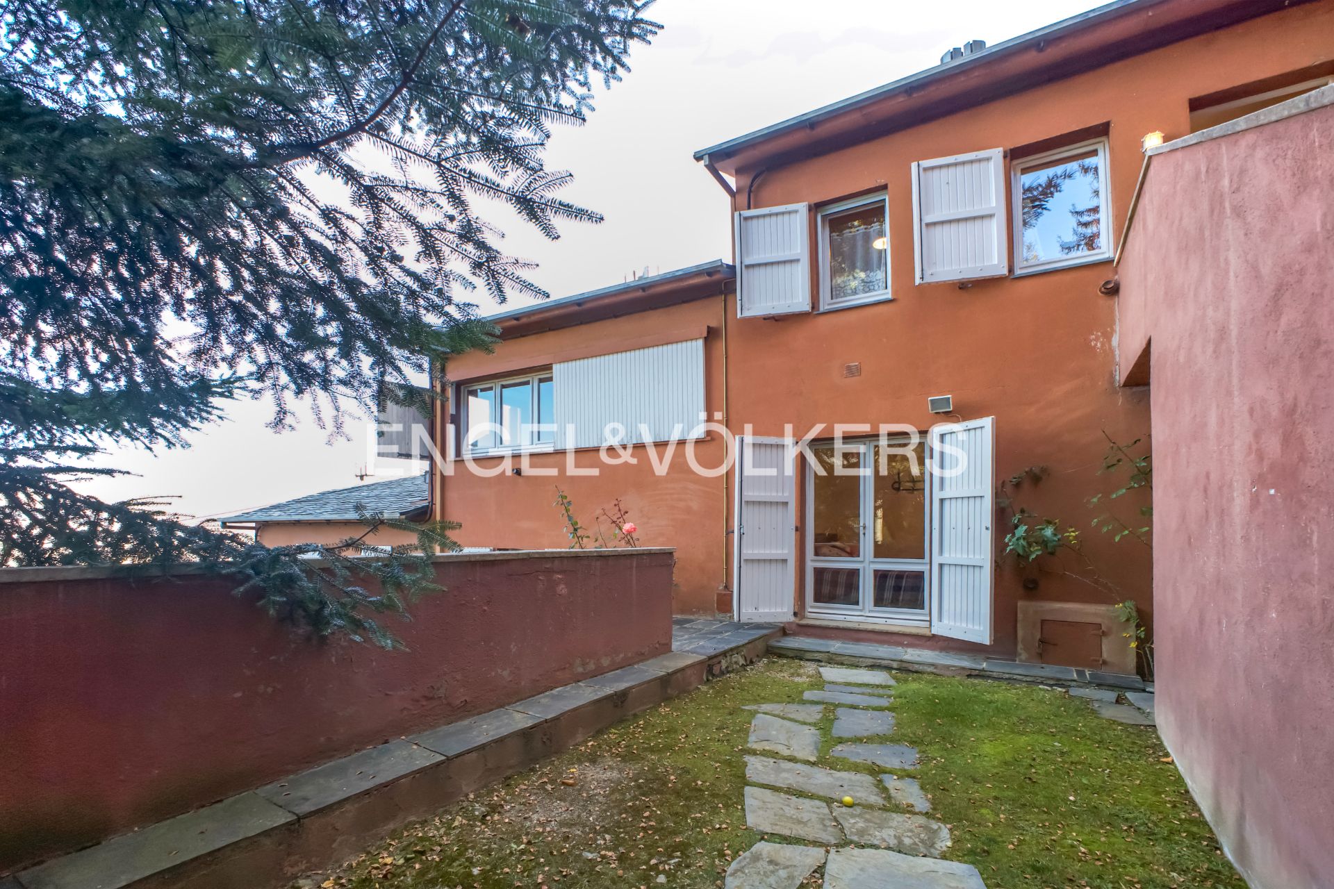 Vista exterior de Casa adosada en venda en Alp amb Calefacció, Jardí privat i Terrassa