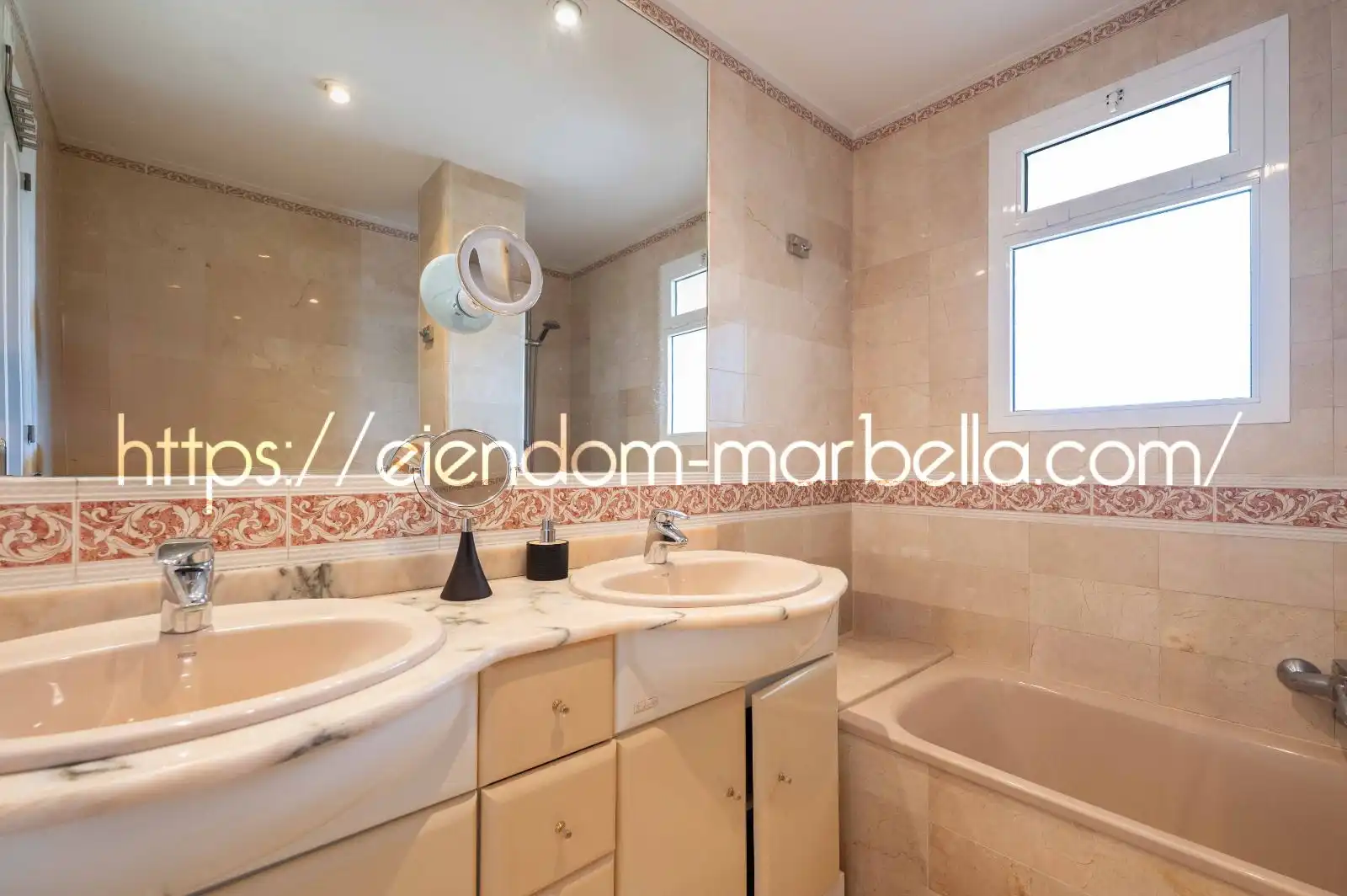 Badezimmer von Wohnungen zum Verkauf in Marbella mit Klimaanlage, Terrasse und Möbliert