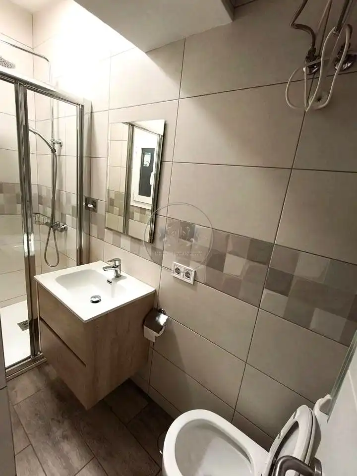 Badezimmer von Erdgeschoss zur Miete in Madrid mit Möbliert