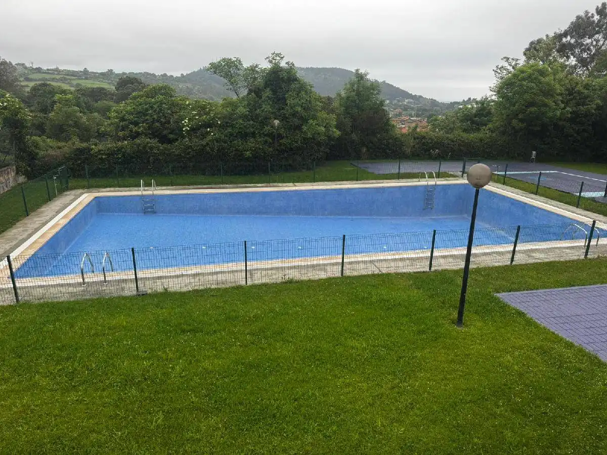 Piscina de Casa o xalet en venda en Castro-Urdiales amb Calefacció, Jardí privat i Terrassa