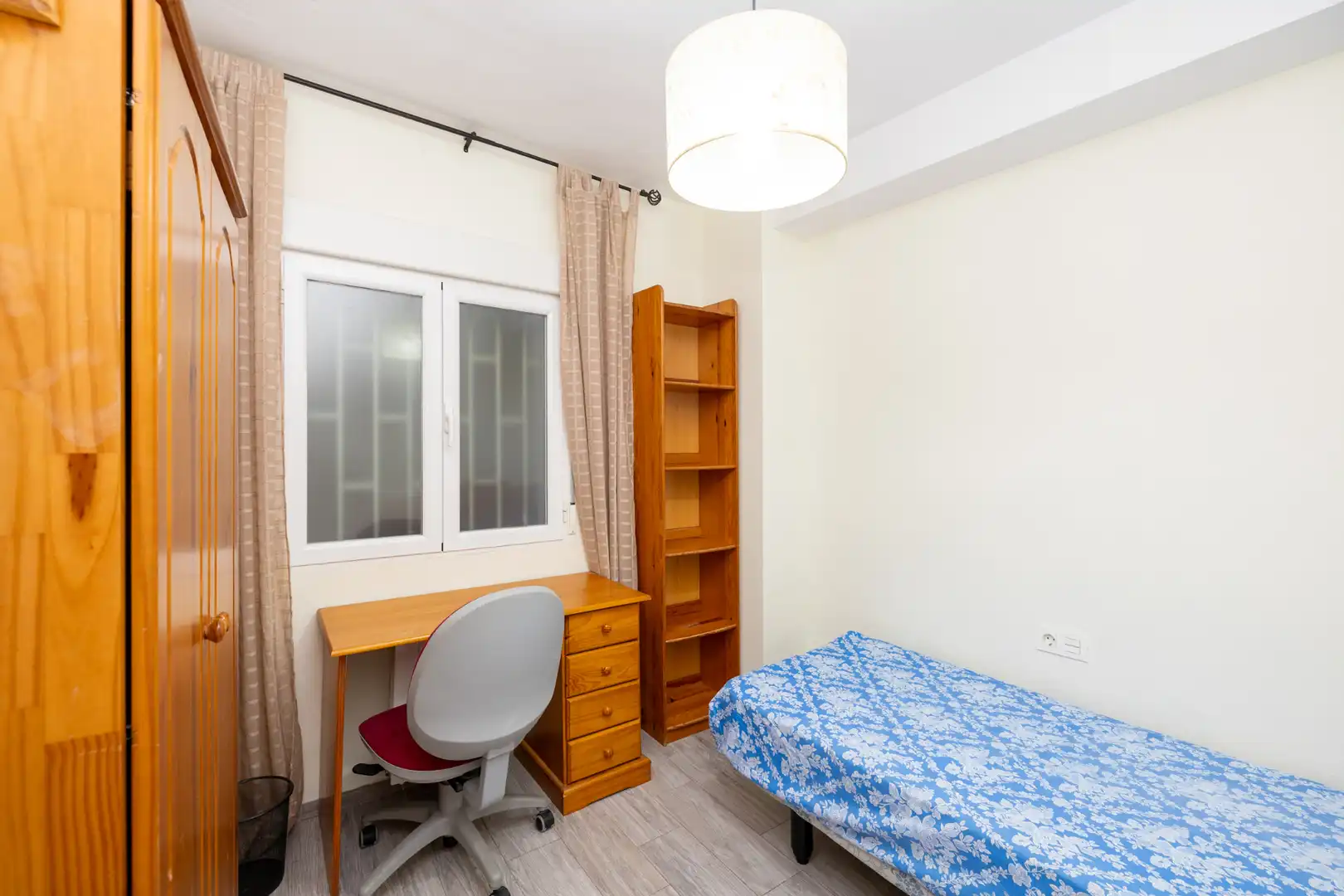 Bedroom of Flat for rent in Granada  with Heating, Furnished and Washing machine
