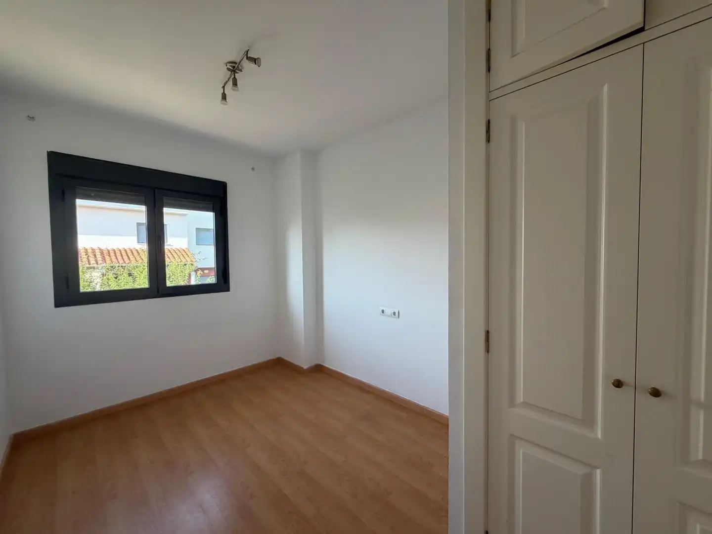 Dormitori de Casa adosada en venda en Puerto Real amb Aire condicionat, Terrassa i Traster