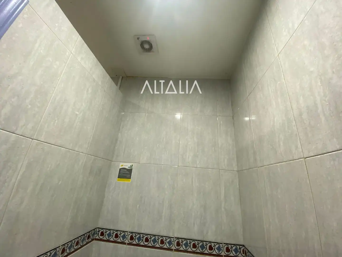 Baño de Local en venta en Cuenca con Aire acondicionado