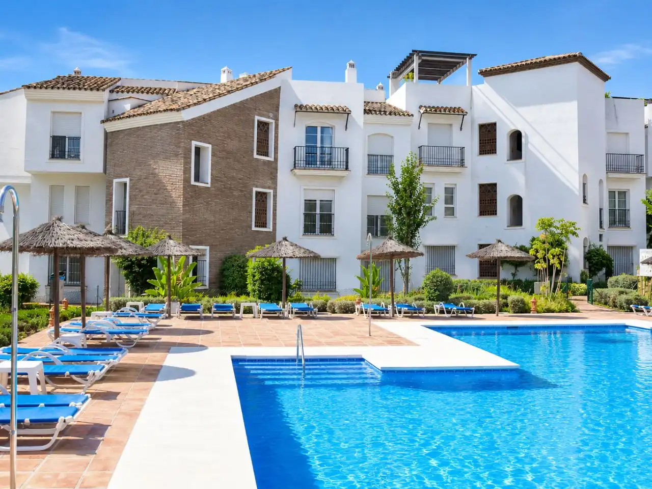 Vista exterior de Piso en venta en Benahavís con Aire acondicionado y Terraza