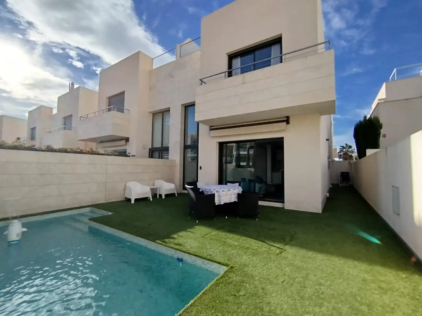 Chalet con terraza en venta en Calle PISTACHO