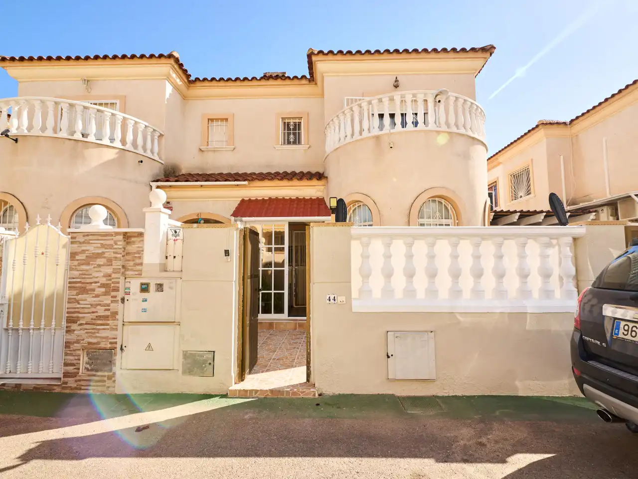 Vista exterior de Casa adosada en venda en Torrevieja amb Aire condicionat, Calefacció i Jardí privat