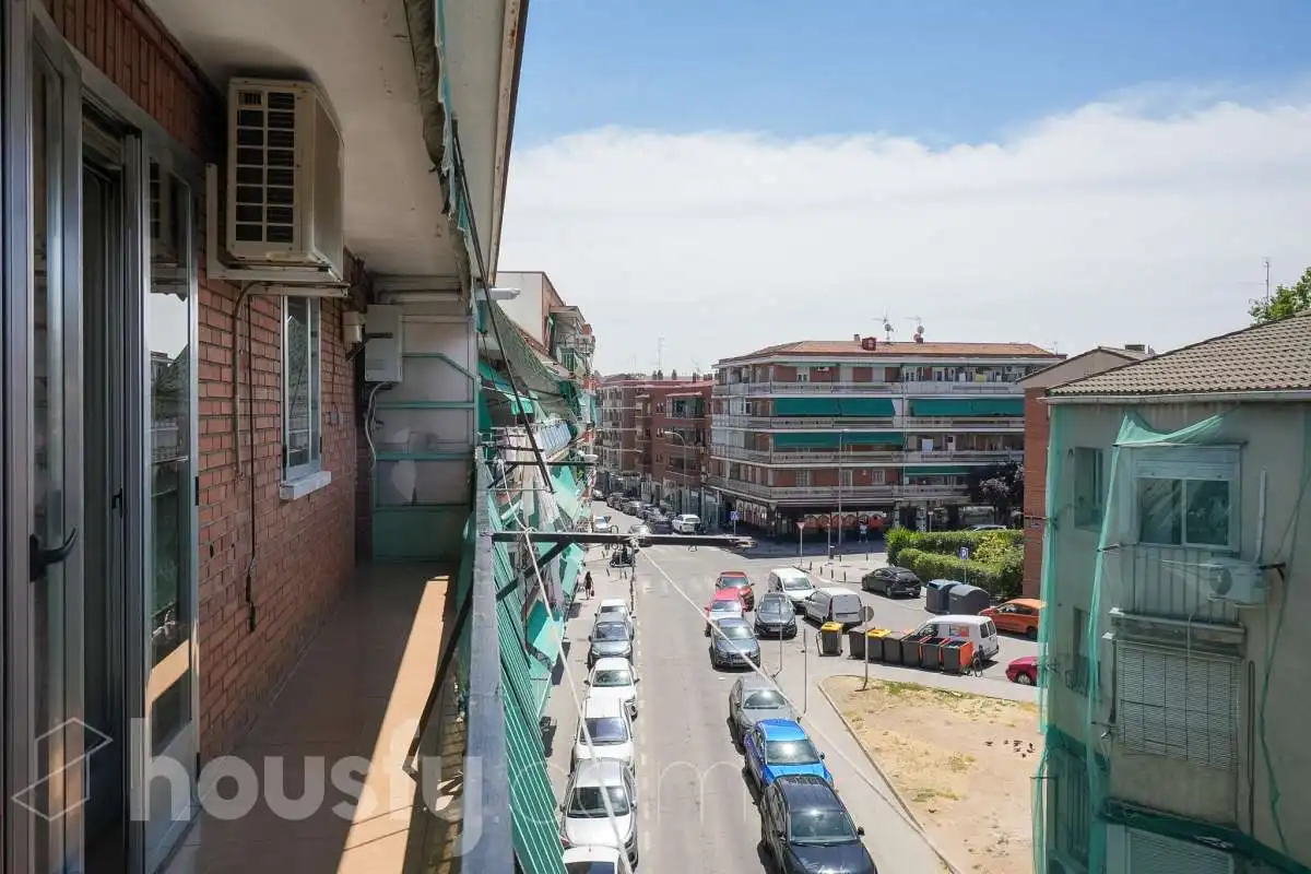 Vista exterior de Pis en venda en Madrid amb Terrassa i Traster