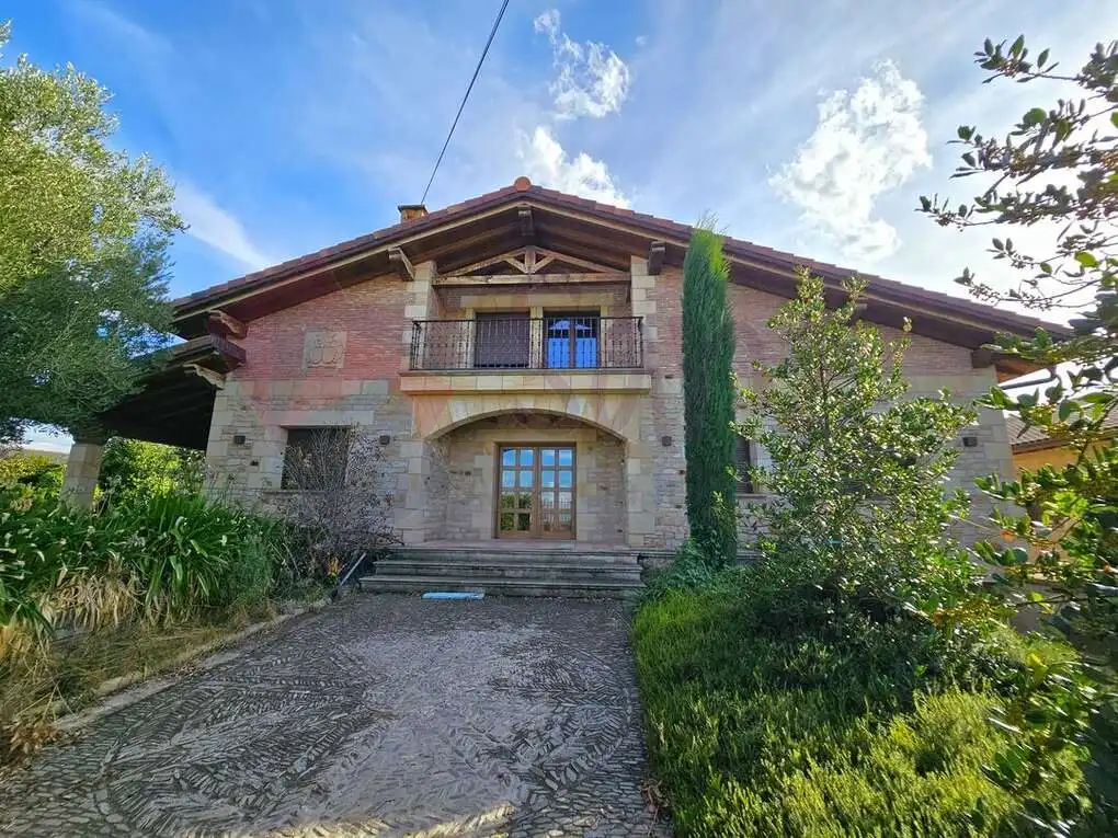 Chalet con jardín en venta en Calle Abajo, imagen 2