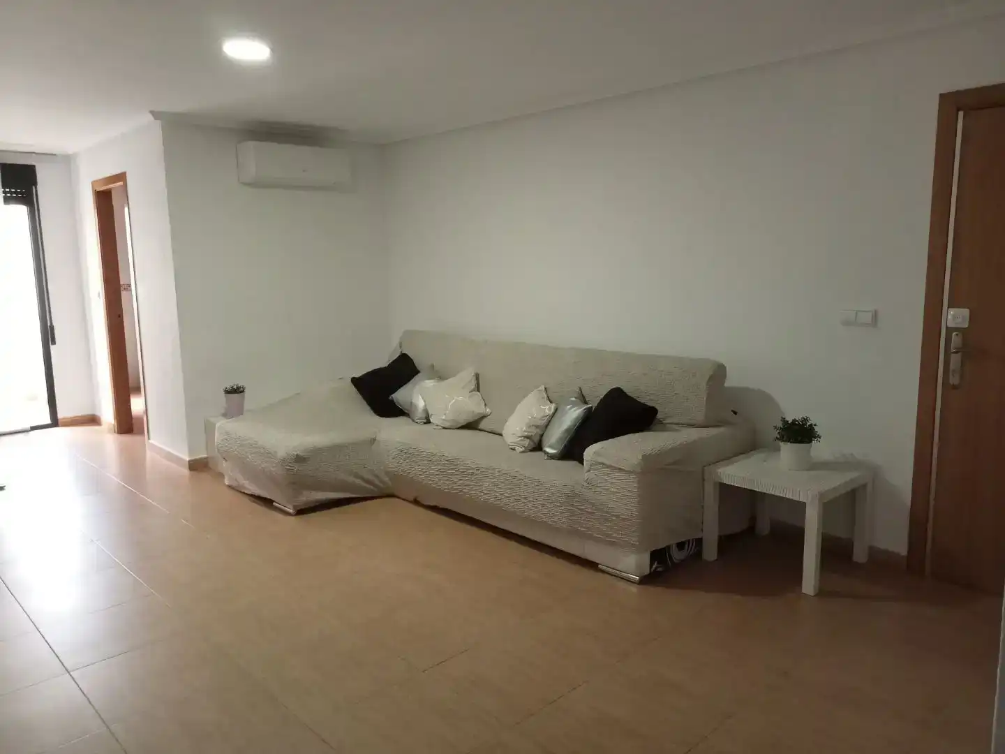 Wohnzimmer von Wohnung zur Miete in Torrevieja mit Klimaanlage und Balkon