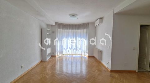Foto 3 de Piso de alquiler en De la Hierbabuena, Berruguete, Madrid Capital
