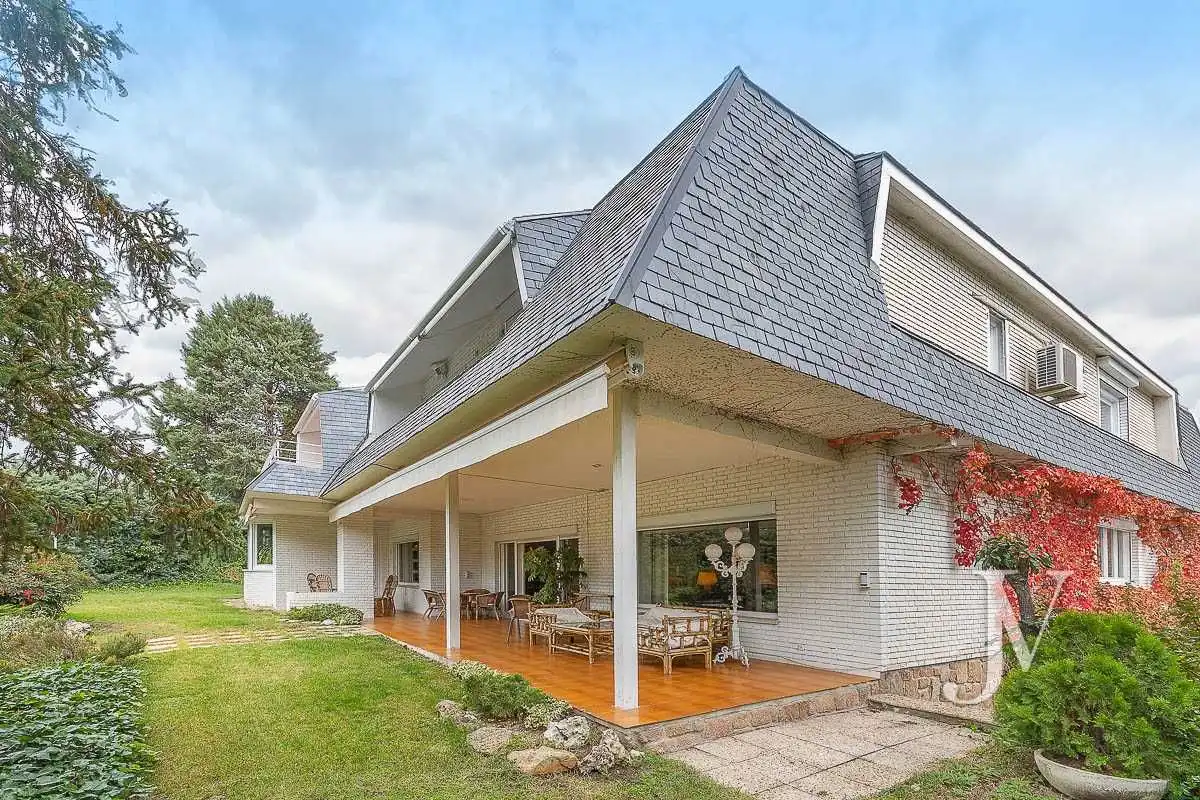 Vista exterior de Casa o xalet en venda en Madrid amb Aire condicionat, Calefacció i Jardí privat