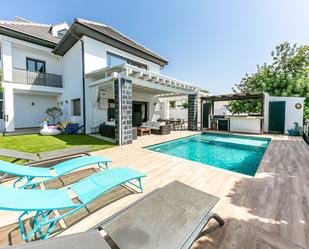 Vista exterior de Casa o xalet de lloguer en Benalmádena amb Aire condicionat, Terrassa i Piscina